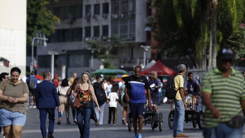 Crescimento Populacional do Brasil Cai para 0,37% em 2026, Indica IBGE