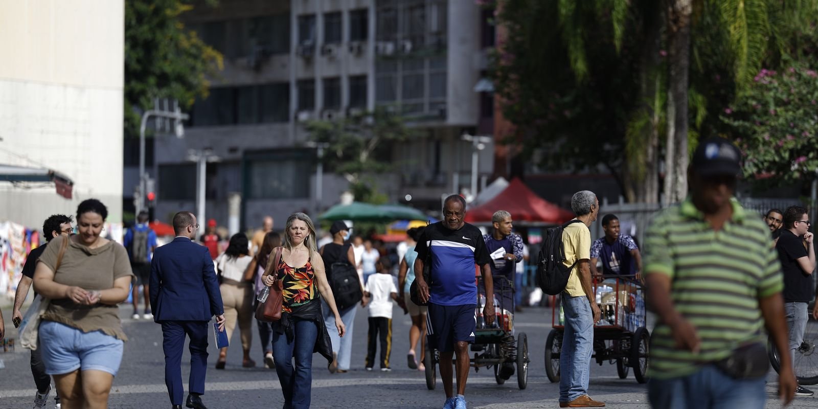 Crescimento Populacional do Brasil Cai para 0,37% em 2026, Indica IBGE