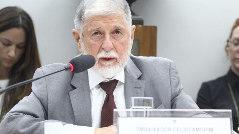 Conflitos Diplomáticos: Oposição e Amorim Debatem Relações Brasil-EUA
