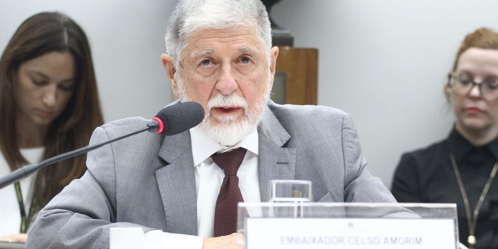 Conflitos Diplomáticos: Oposição e Amorim Debatem Relações Brasil-EUA