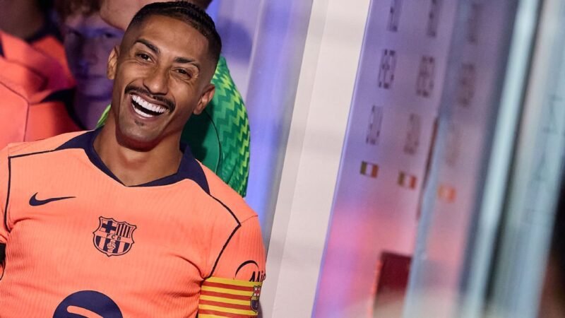 Raphinha se torna capitão do Barcelona e faz história para o futebol brasileiro