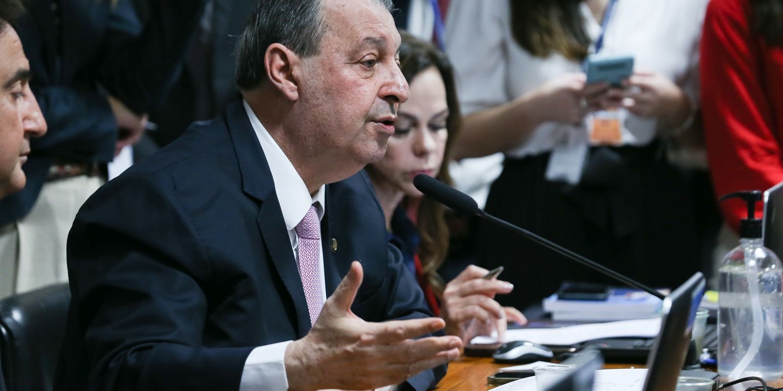 Senador Omar Aziz Apoia PEC que Elimina a Escala 6×1 e Reduz Jornada de Trabalho