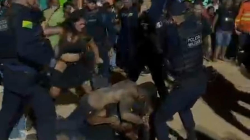 Conflito em Feira no Acre: PMs Agridem Homens Durante Evento