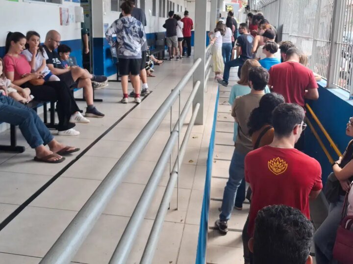 Paulistanos Enfrentam Longas Filas em Campanha de Vacinação Contra o Sarampo