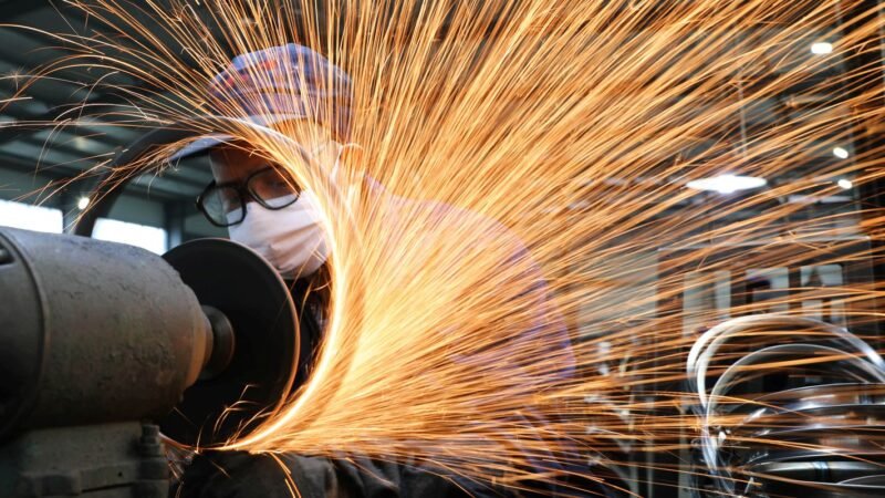 Queda na Produção Industrial Brasileira: Análise de Junho de 2023