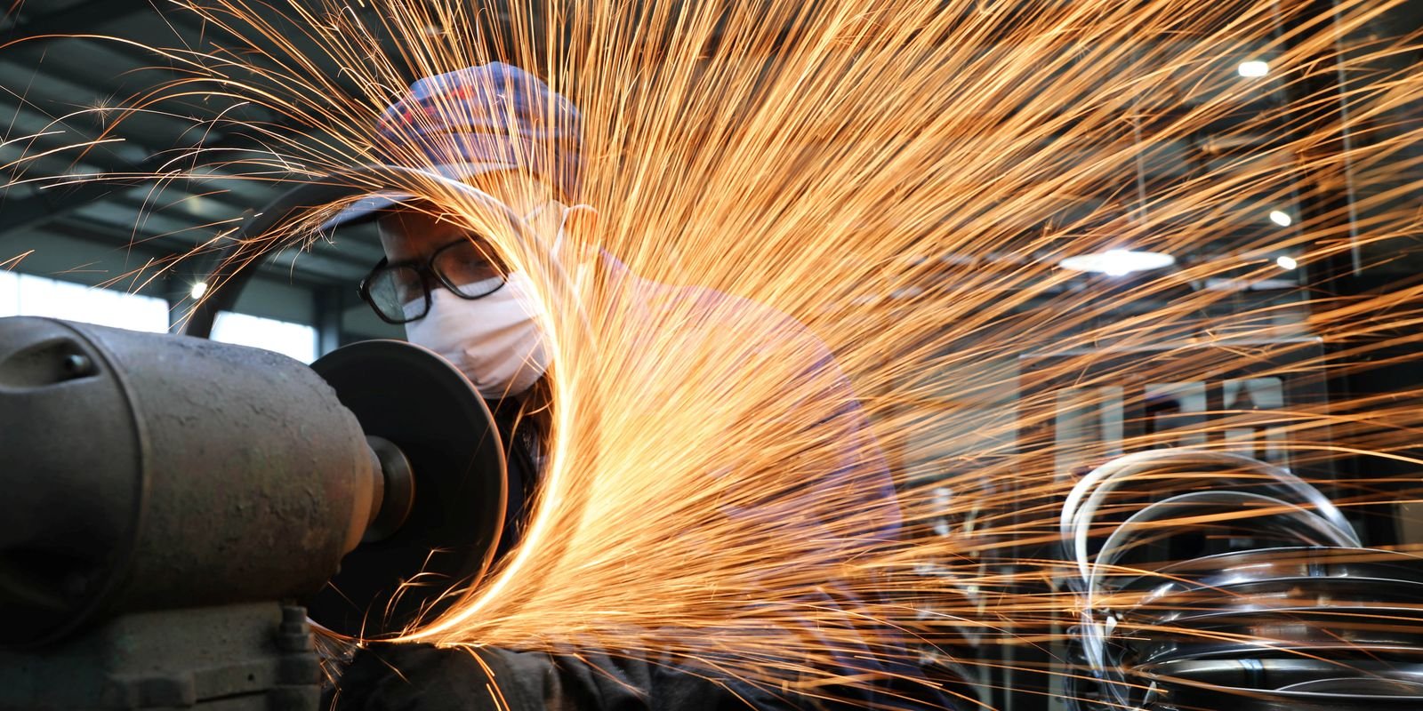 Queda na Produção Industrial Brasileira: Análise de Junho de 2023