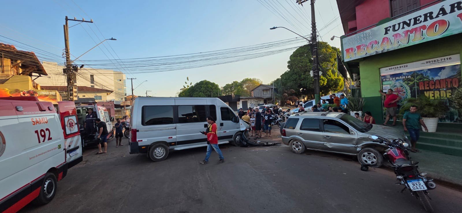 Acidente em Santarém: Quatro Feridos em Colisão com Van, Carro e Moto