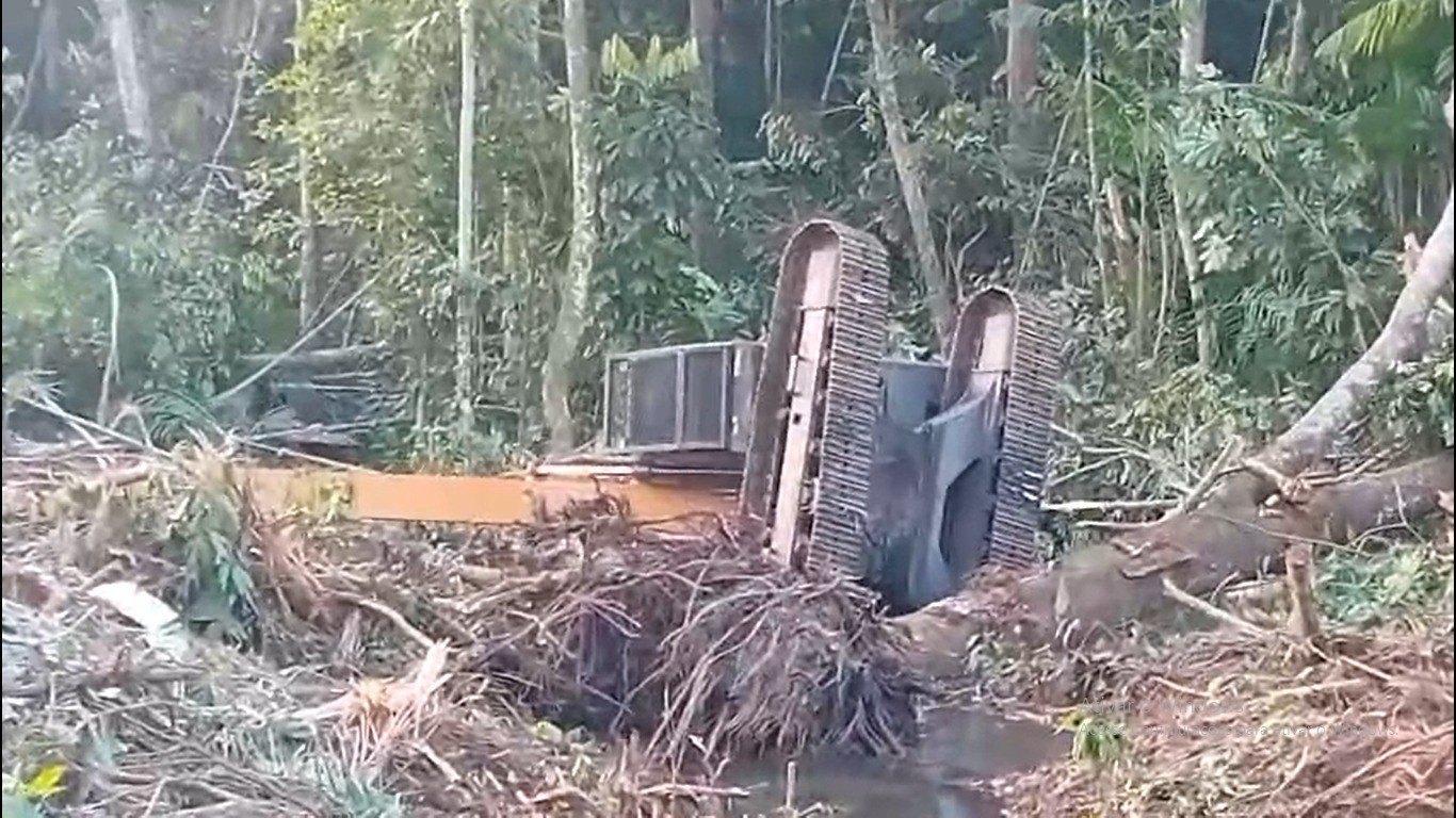 Acidente Ambiental em Alter do Chão: Máquinas Tombadas e Contaminação do Igarapé