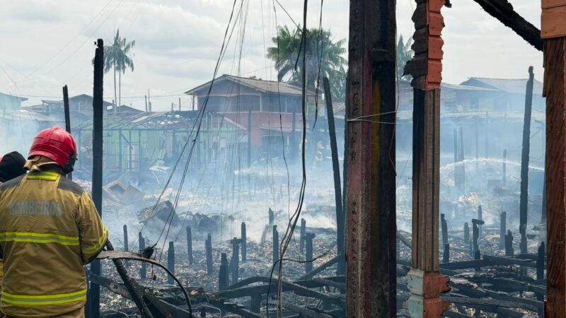 Incêndio Devastador em Santana: Moradores Sofrem com a Perda de suas Casas