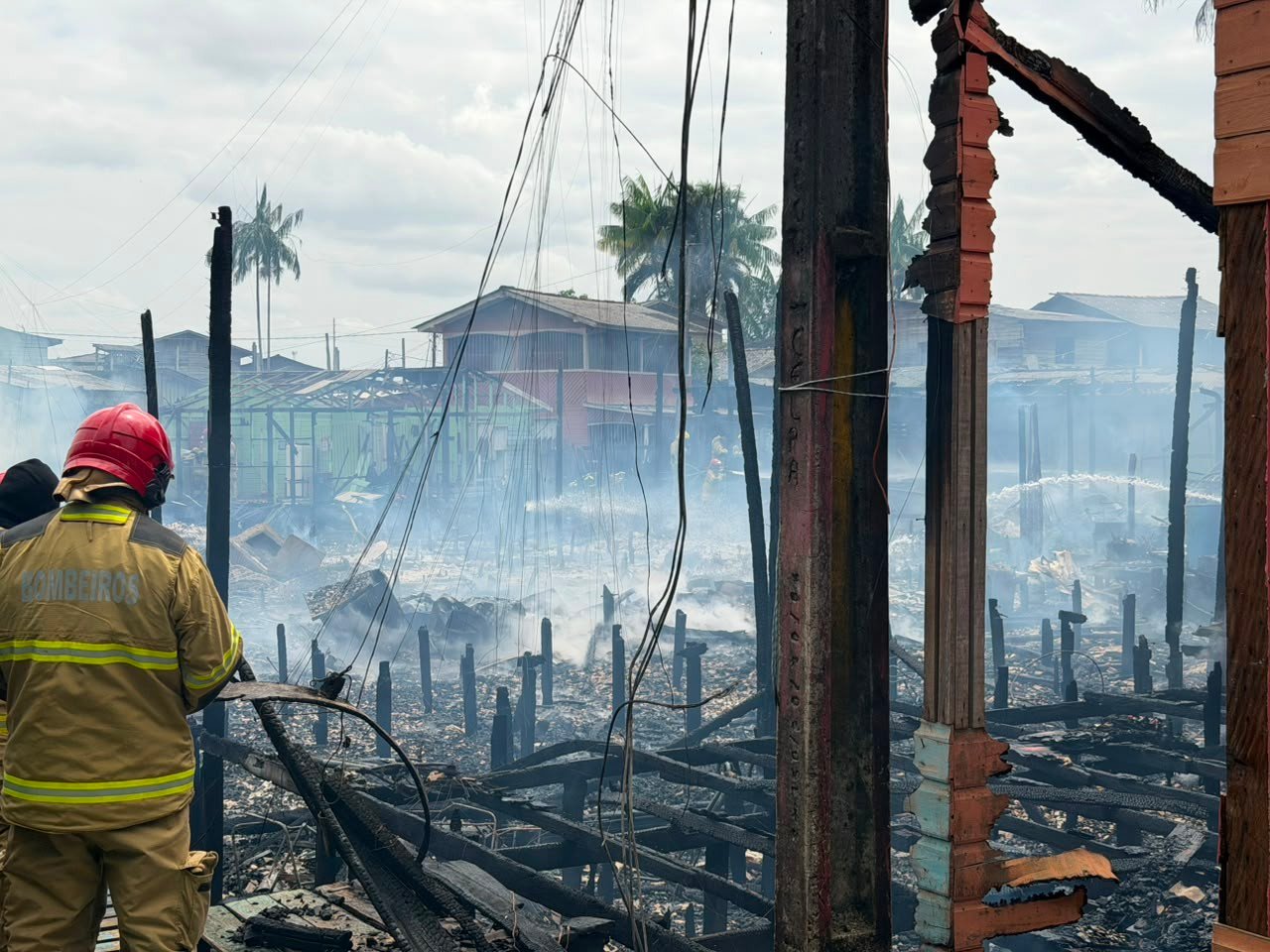 Incêndio Devastador em Santana: Moradores Sofrem com a Perda de suas Casas