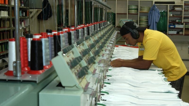 Economia Brasileira Apresenta Retração de 0,4% entre Junho e Julho, Aponta FGV
