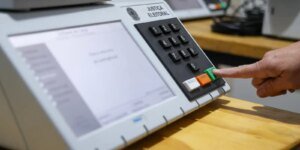 TSE Ordena Retirada de Postagens de Desinformação de Eduardo Bolsonaro