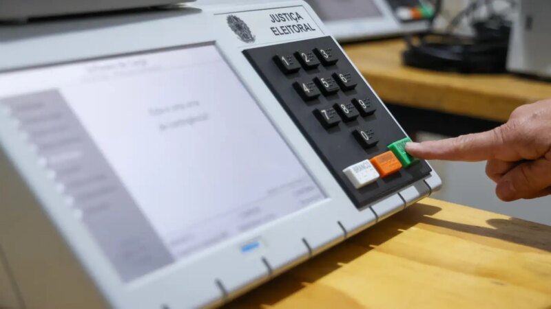 TSE Ordena Retirada de Postagens de Desinformação de Eduardo Bolsonaro