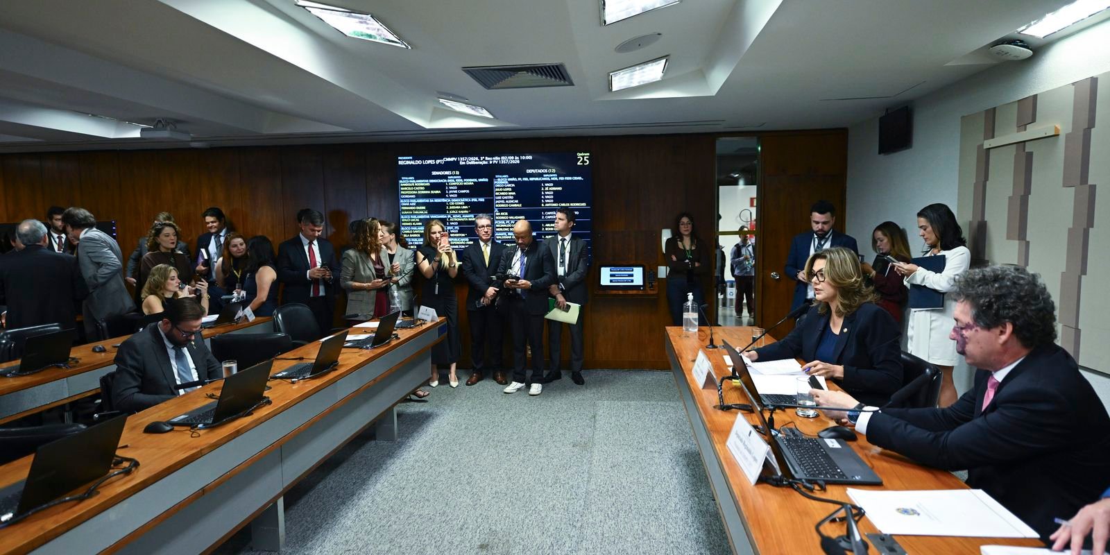 Comissão Mista Aprova Medida Provisória que Zera Imposto sobre Compras Internacionais