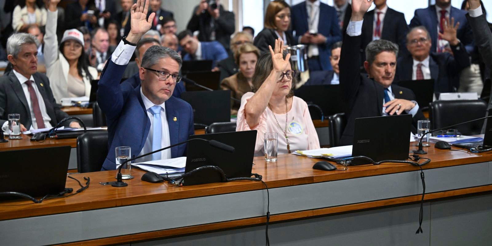Senado Aprova Texto Básico da PEC da Segurança Pública em Votação na CCJ