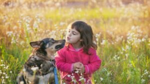 Cuidados Essenciais com Pets e Crianças na Primavera: Dicas para um Jardim Seguro