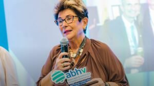 Vera Godoy Ribeiro: Reconhecimento na Indústria Veterinária com Prêmio Marcelo Verlengia
