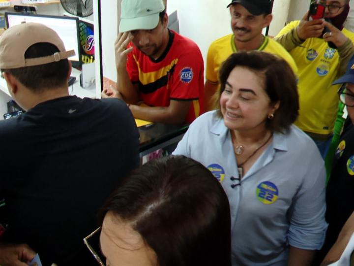 Professora Maria do Carmo Propõe Educação Integral Durante Visita à Feira em Manaus