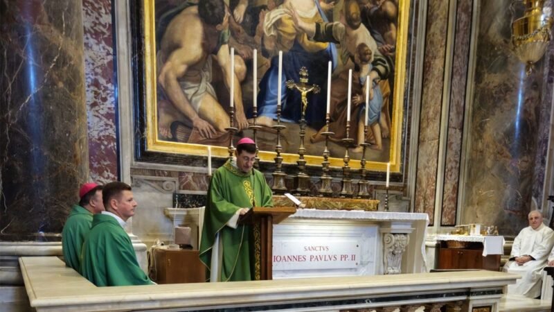 Arcebispo Rudelli Enfatiza Legado de João Paulo II em Celebração na Basílica de São Pedro