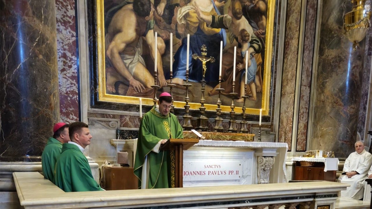 Arcebispo Rudelli Enfatiza Legado de João Paulo II em Celebração na Basílica de São Pedro