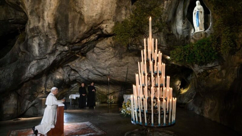 Papa Leão XIV Realiza Oração em Lourdes Contra Ódio e Violência