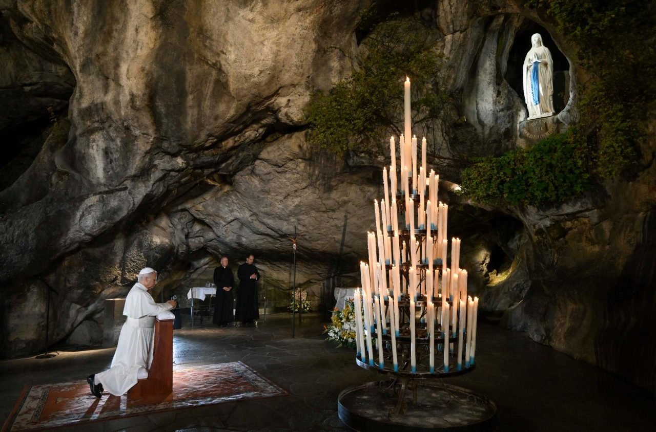 Papa Leão XIV Realiza Oração em Lourdes Contra Ódio e Violência