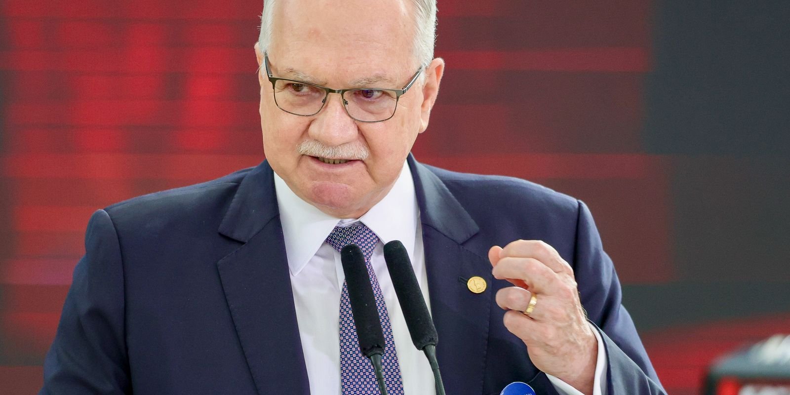 Fachin Estabelece Prazo para Respostas de Mendonça e Gonet sobre Acusações de Moraes