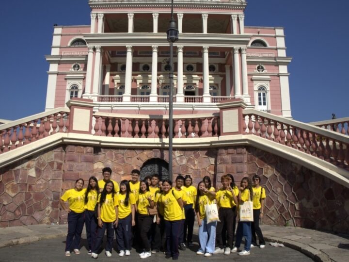 Estudantes do Pipoca em Cena Explorando a História do Teatro Amazonas