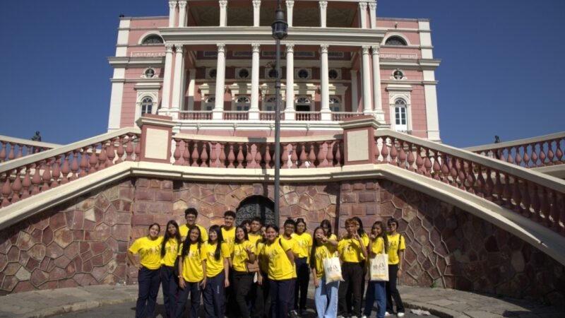 Estudantes do Pipoca em Cena Explorando a História do Teatro Amazonas