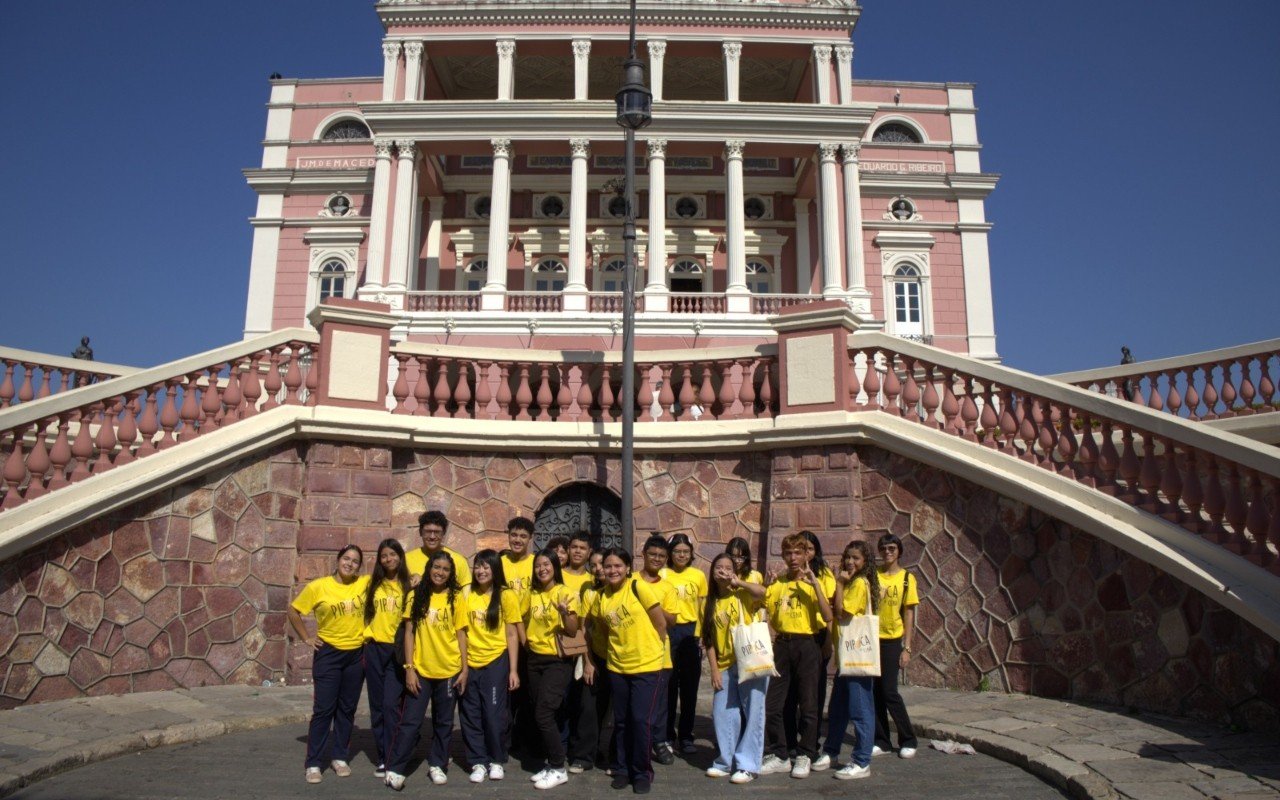 Estudantes do Pipoca em Cena Explorando a História do Teatro Amazonas