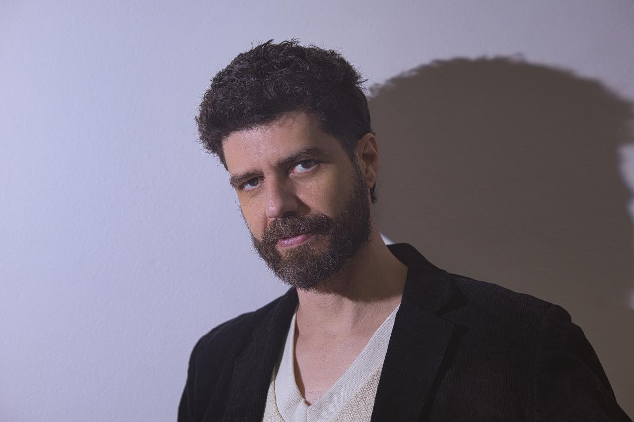 Renato Luciano: O Artista Multifacetado que Encanta em ‘Quem Ama Cuida’