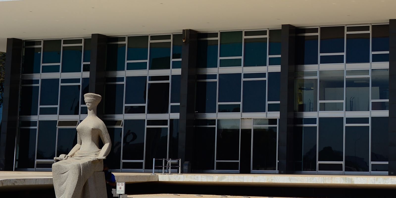 STF Decide Afastar Diretor-Geral da PF em Caso Controverso