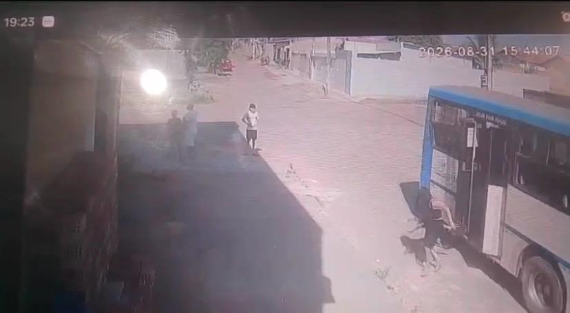Mulher e Filho Sofrem Queda Durante Desembarque de Ônibus em Santarém