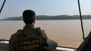 Polícia Federal Combate Garimpo Ilegal no Rio Madeira com Destruição de Dragas