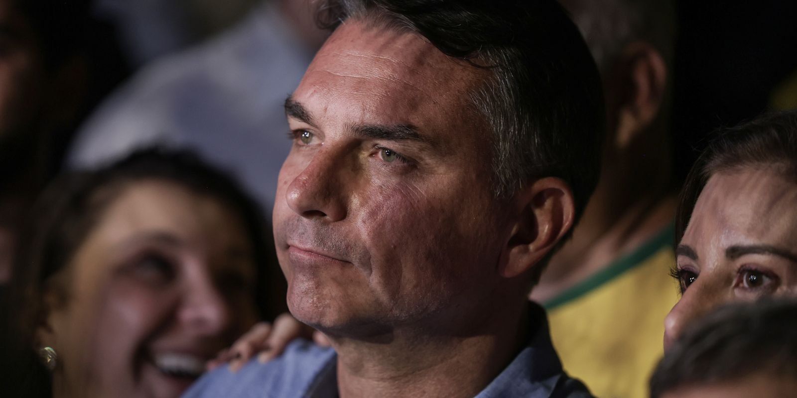 Flávio Bolsonaro Recebe Multa por Impulsionamento Irregular contra Lula