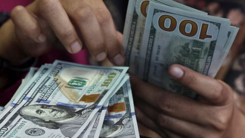 Dólar encerra abaixo de R$ 5 pela primeira vez em cinco meses