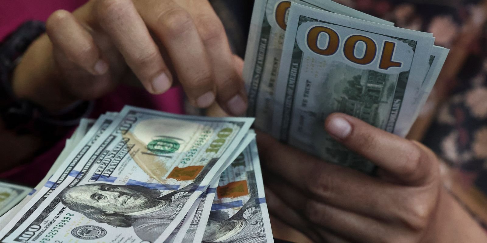 Dólar encerra abaixo de R$ 5 pela primeira vez em cinco meses