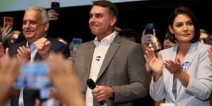 Flávio Bolsonaro Recebe Apoio de Partidos e Propõe Mudanças Constitucionais