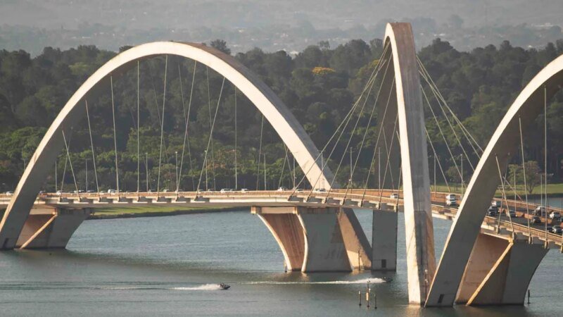 Mudanças na Ponte JK: Redução de Faixas Reversíveis Após Teste Inicial