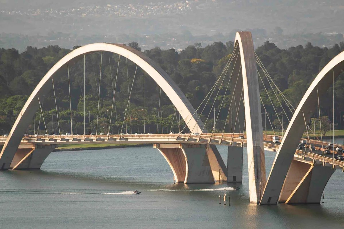 Mudanças na Ponte JK: Redução de Faixas Reversíveis Após Teste Inicial