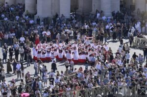 Peregrinos na Praça São Pedro Enviam Mensagens de Apoio ao Papa Leão XIV