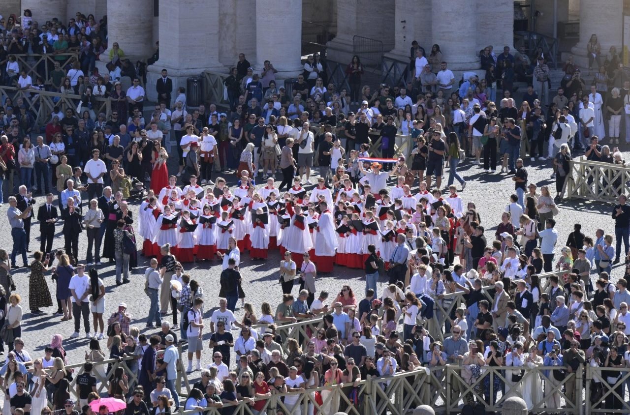 Peregrinos na Praça São Pedro Enviam Mensagens de Apoio ao Papa Leão XIV
