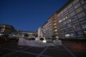 Papa Francisco passa por cirurgia e tem diagnóstico de adenocarcinoma pulmonar confirmado