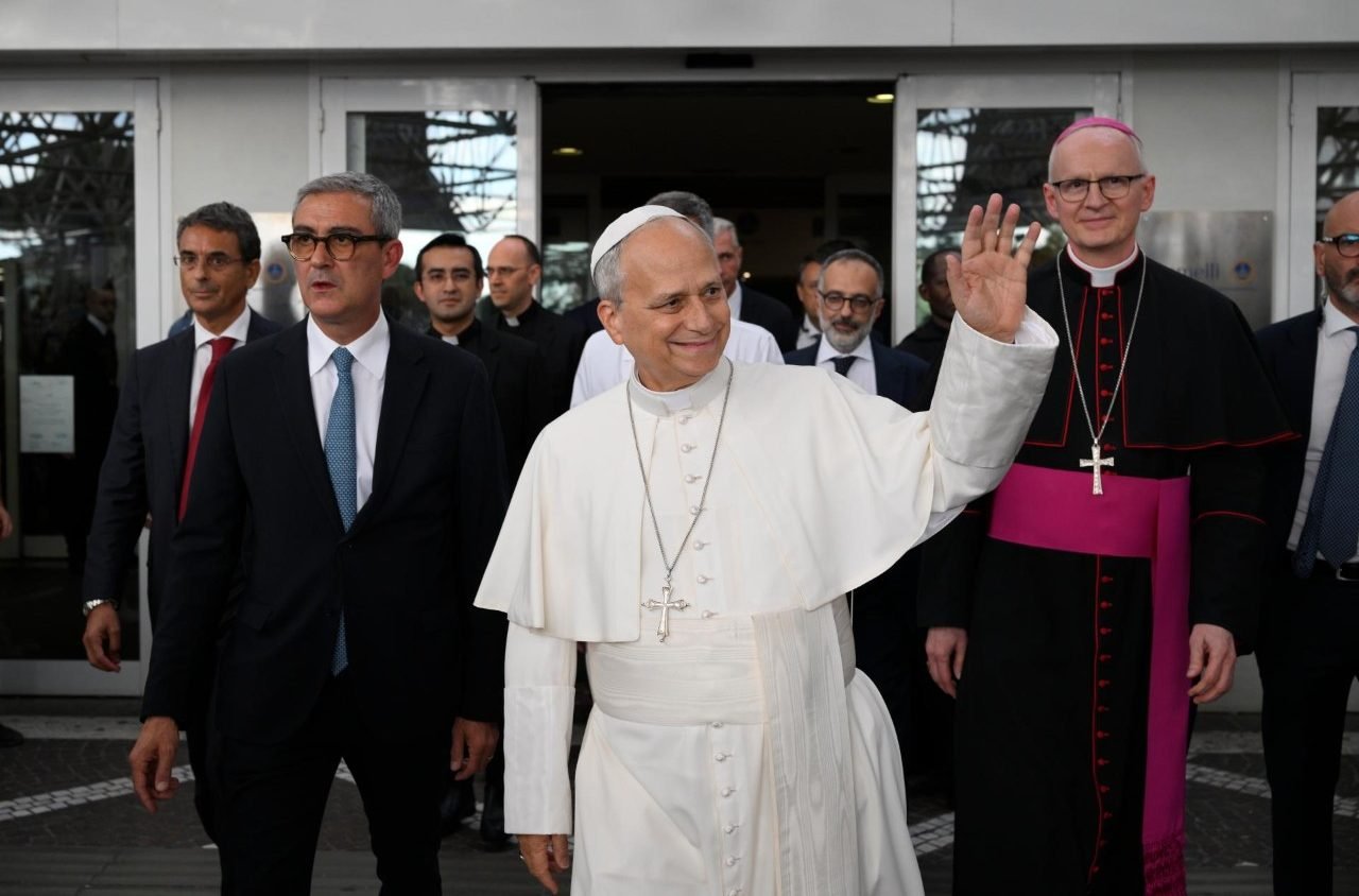 Papa Francisco deixa hospital e agradece ao apoio popular