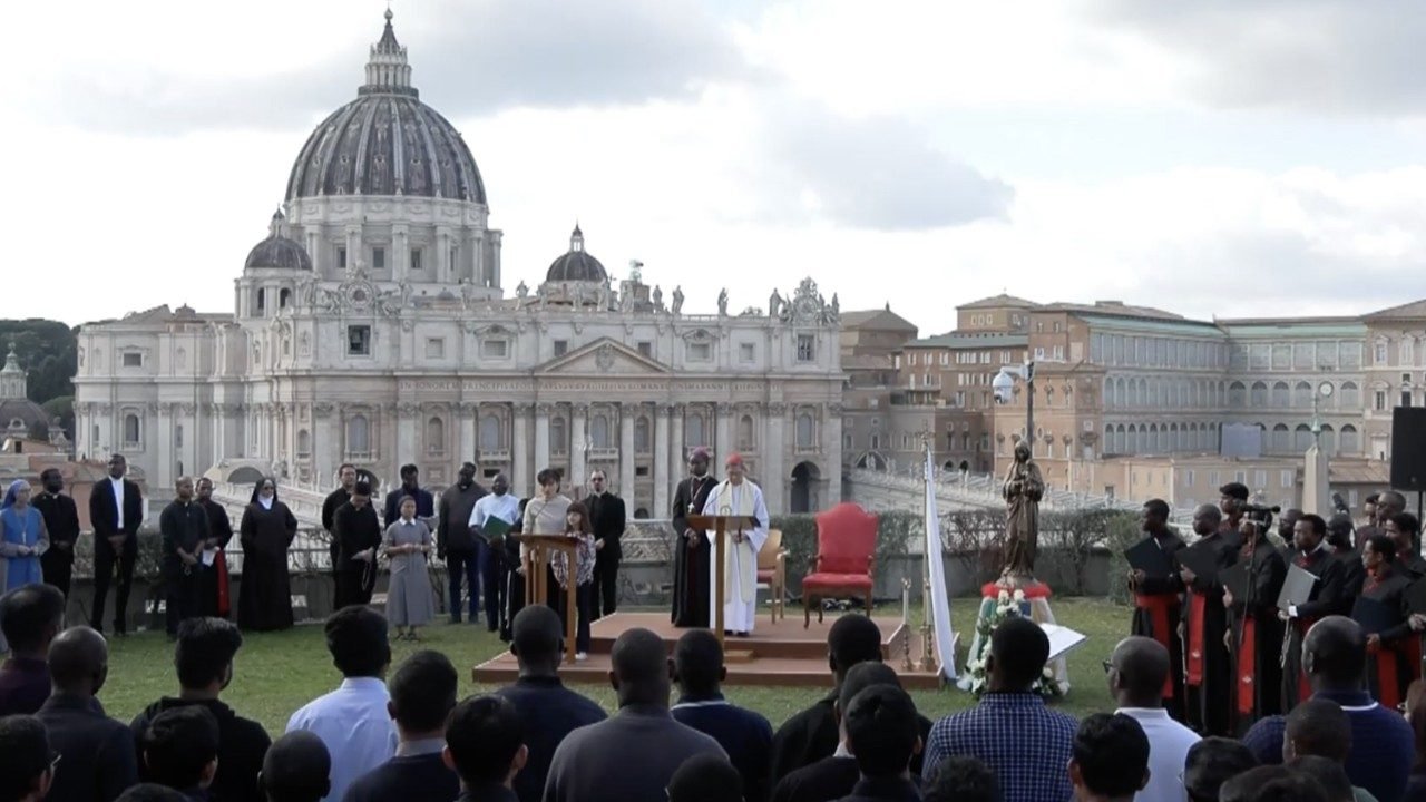 Cardeal Tagle Preside Oração pelo Papa Leão e Celebra o Dia Mundial das Missões