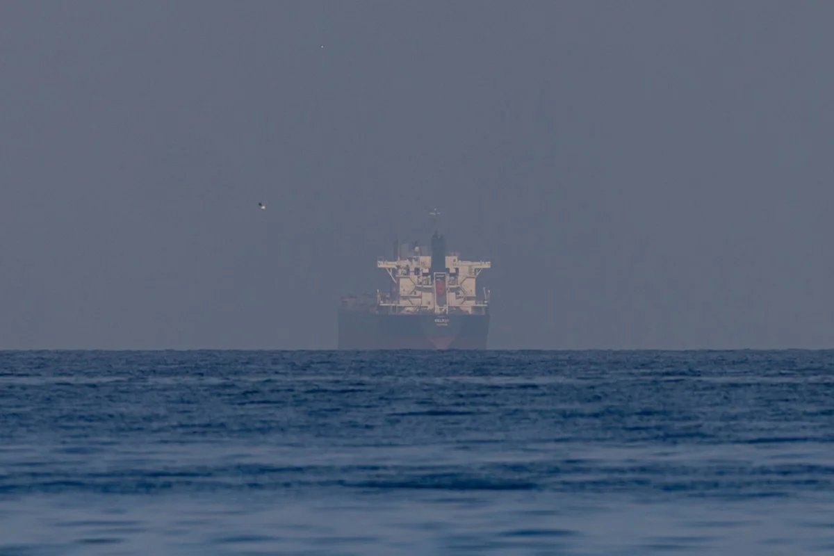 Fechamento de Praias nos Emirados Árabes devido a Vazamento de Petróleo
