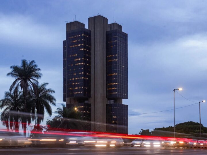 Mercado Ajusta Projeções de Inflação e PIB em Relatório do Banco Central