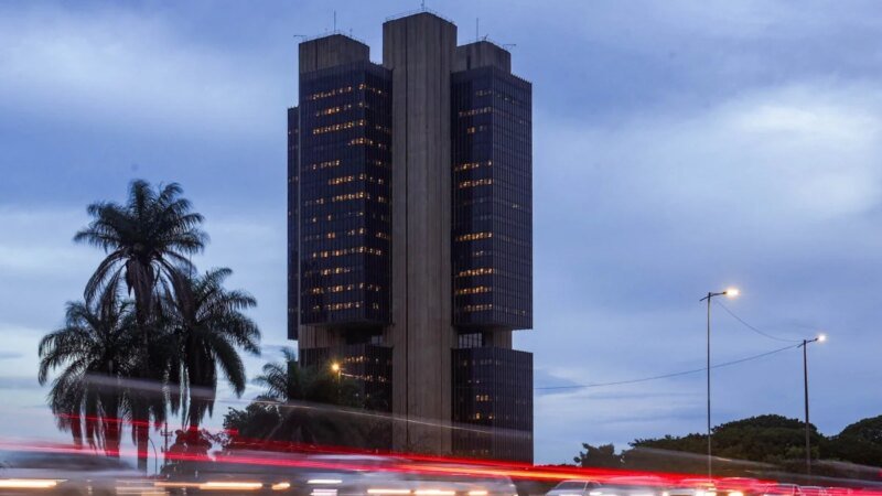 Mercado Ajusta Projeções de Inflação e PIB em Relatório do Banco Central