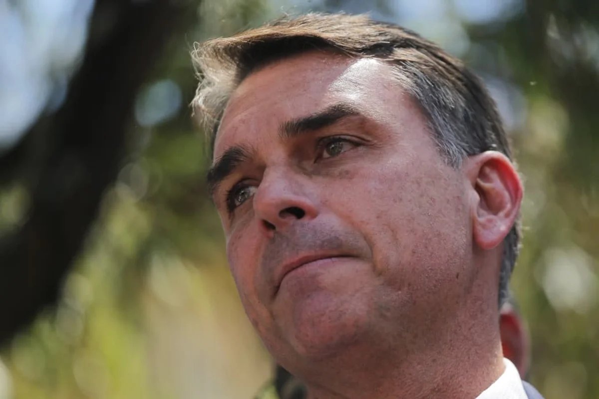Flávio Bolsonaro Enfrenta Novo Inquérito no STF por Suspeitas de Lavagem de Dinheiro