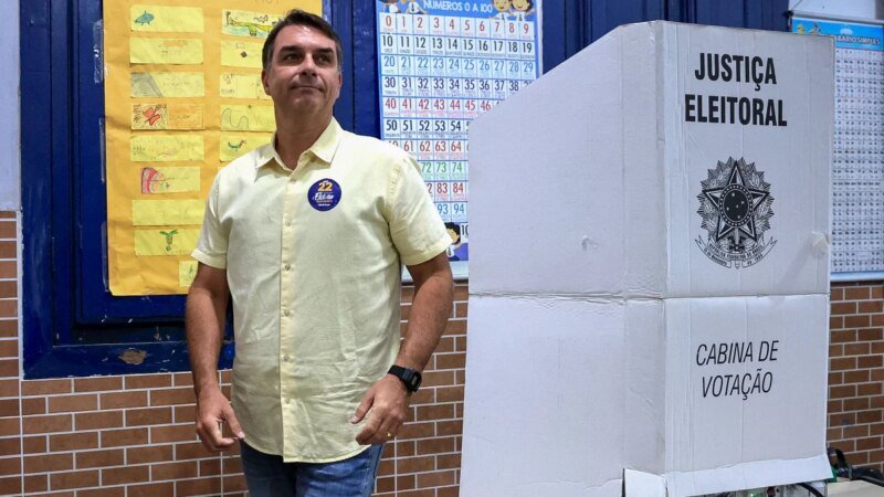 Flávio Bolsonaro Avalia Estratégias Após Derrota para Lula